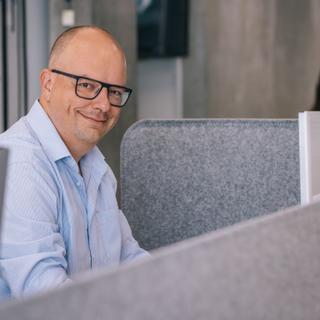 Portrait of Arnaud Recko, Growth Lead at DNS Belgium and co-director of Digital for Youth. Expert in domain name growth and digital inclusion. 