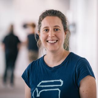 Portrait of Lieke Staelens, Financial Analyst at DNS Belgium, responsible for financial strategy and budget management.