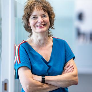 Portrait of Hilde Van Bree, Communications Specialist at DNS Belgium, expert in digital inclusion and cyber awareness.