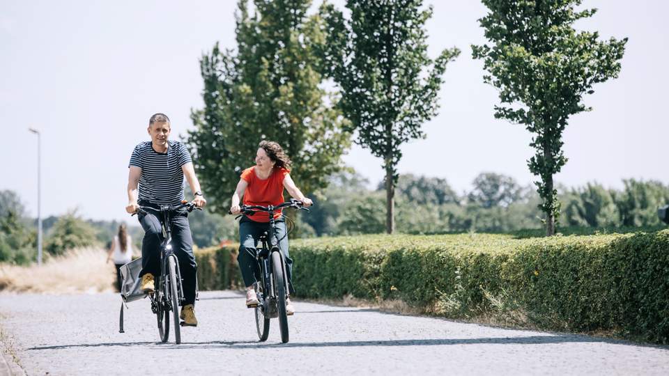 2 collega's fietsen naar het werk