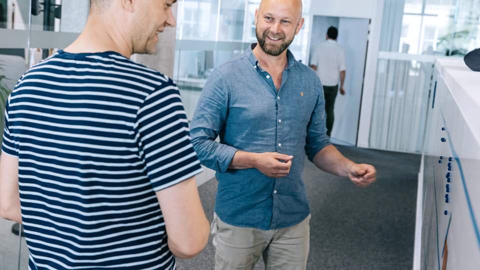 2 collega's aan een magneetbord