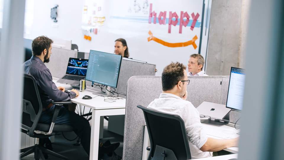 developers werken samen aan hetzelfde eiland