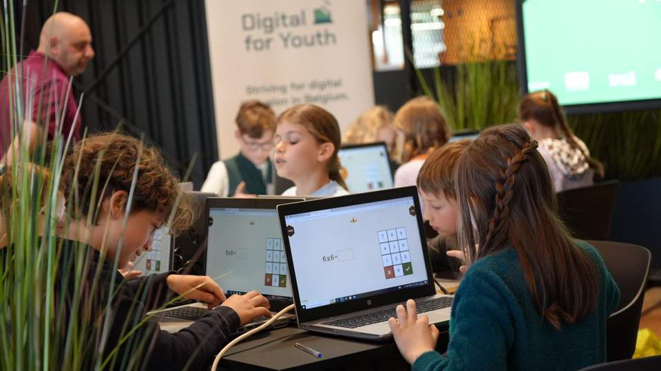 Leerlingen werken met laptops van Digital for Youth rond digitale rekenvaardigheden.