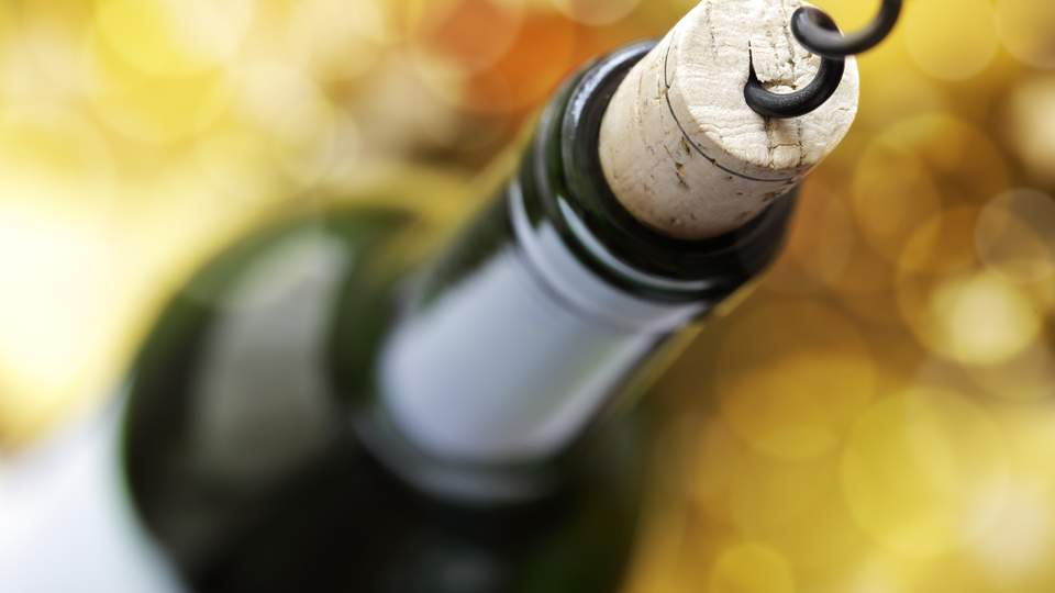 Wijnfles die wordt ontkurkt